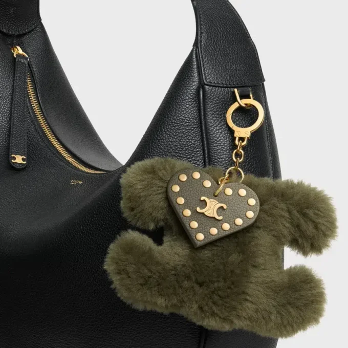 Charm Triomphe con pompón en piel de oveja y piel de becerro Charm Triomphe con pompón en piel de oveja y piel de becerro