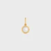 Charms Perla de resina y latón con acabado dorado Charms Perla de resina y latón con acabado dorado