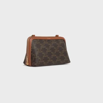 Clutch con cadena en Triomphe Canvas y piel de cordero