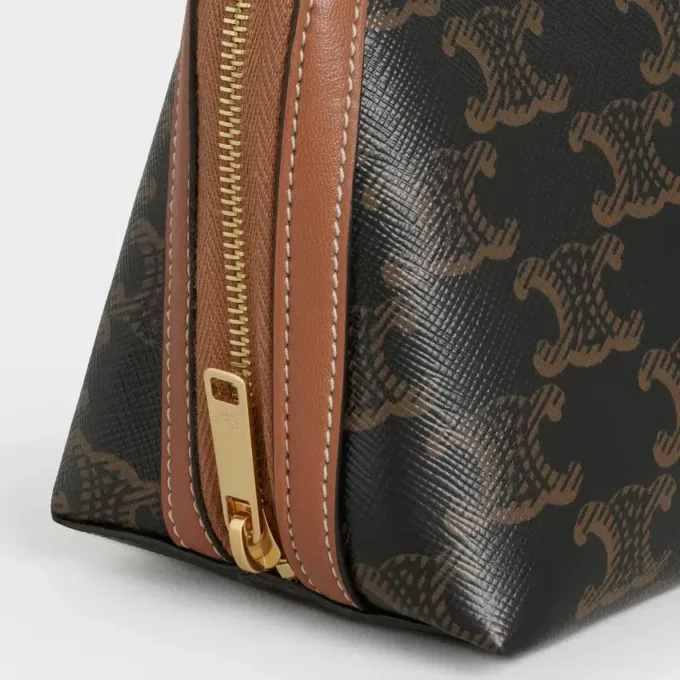 Clutch con cadena en Triomphe Canvas y piel de cordero Clutch con cadena en Triomphe Canvas y piel de cordero