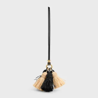 Colgante con varios pompones de rafia y piel de cordero lisa