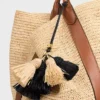 Colgante con varios pompones de rafia y piel de cordero lisa