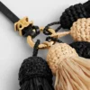 Colgante con varios pompones de rafia y piel de cordero lisa