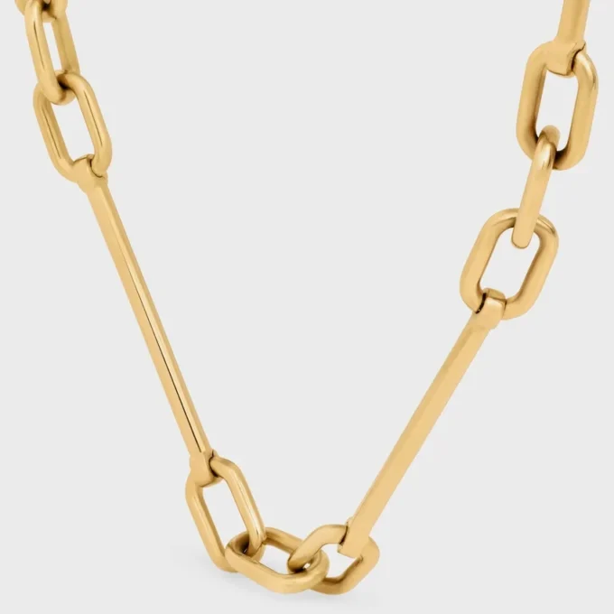 Collar con dijes de latón con acabado dorado Collar con dijes de latón con acabado dorado