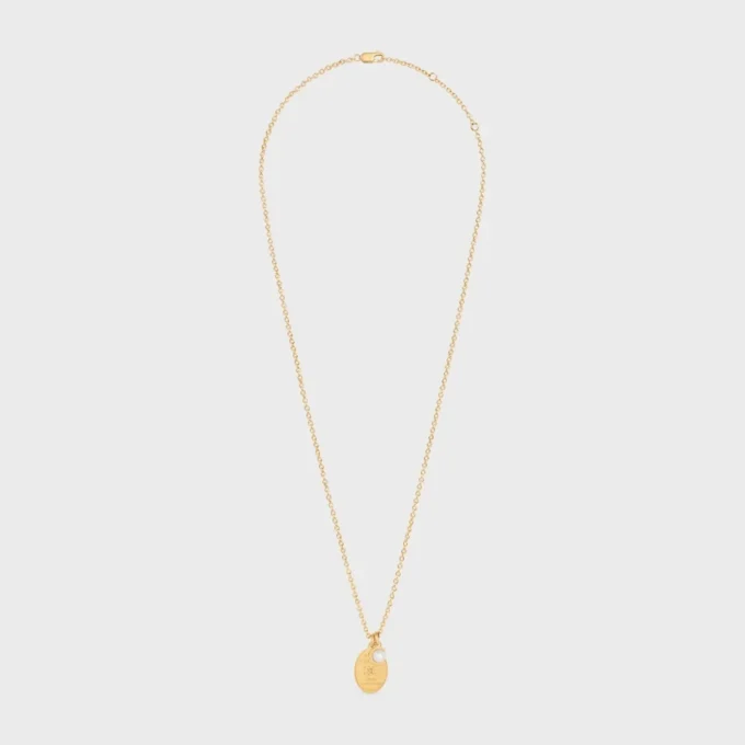 Collar con medalla CELINE de resina perla y latón con acabado dorado Collar con medalla CELINE de resina perla y latón con acabado dorado