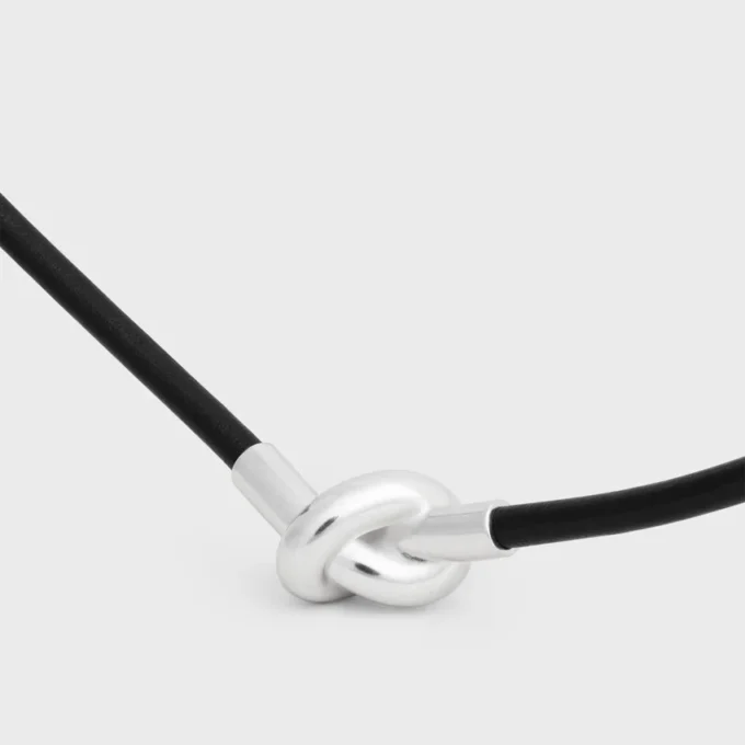 Collar con nudo en piel de becerro y latón con acabado de rodio