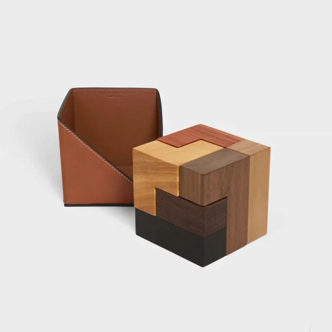 Cubo de rompecabezas en madera y estuche de piel de becerro natural Cubo de rompecabezas en madera y estuche de piel de becerro natural