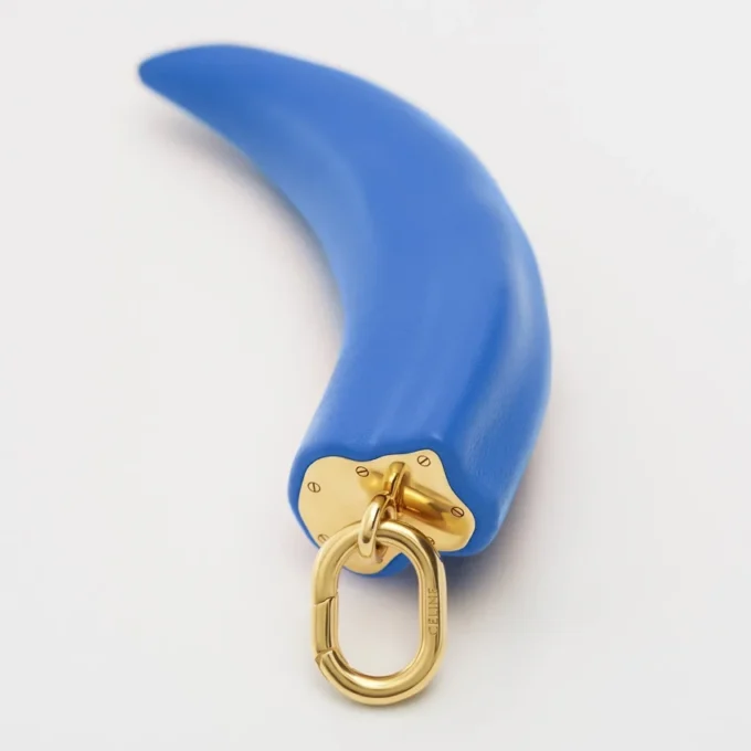Dije pequeño en forma de cuerno de resina, cuero y latón con acabado dorado Dije pequeño en forma de cuerno de resina, cuero y latón con acabado dorado
