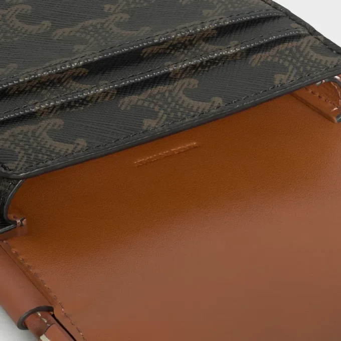 Funda para teléfono con solapa en Triomphe Canvas y piel de becerro