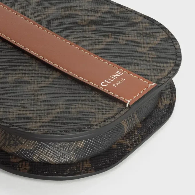Funda para teléfono con solapa en Triomphe Canvas y piel de becerro