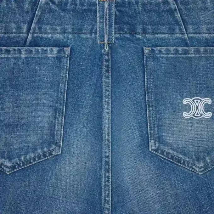 Jeans acampanados 002 en denim de algodón ligero Jeans acampanados 002 en denim de algodón ligero