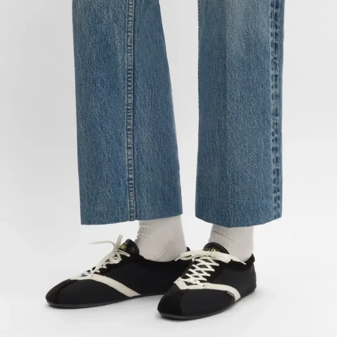 Las zapatillas planas en grosgrain, terciopelo, piel de becerro y piel de cordero