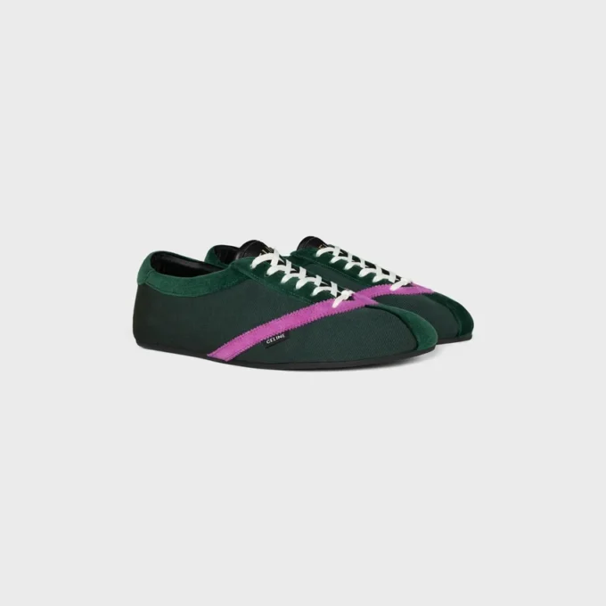 Las zapatillas planas en grosgrain, terciopelo, piel de becerro y piel de cordero