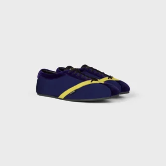 Las zapatillas planas en grosgrain, terciopelo, piel de becerro y piel de cordero