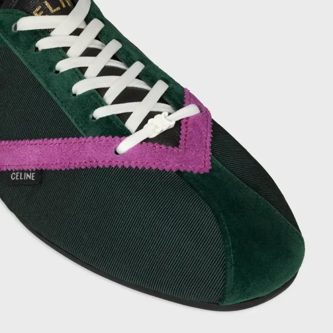 Las zapatillas planas en grosgrain, terciopelo, piel de becerro y piel de cordero