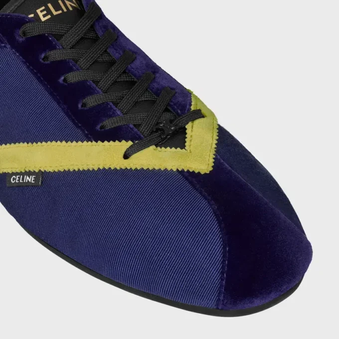 Las zapatillas planas en grosgrain, terciopelo, piel de becerro y piel de cordero Las zapatillas planas en grosgrain, terciopelo, piel de becerro y piel de cordero