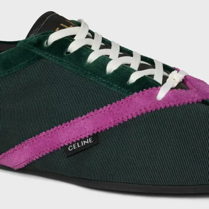 Las zapatillas planas en grosgrain, terciopelo, piel de becerro y piel de cordero
