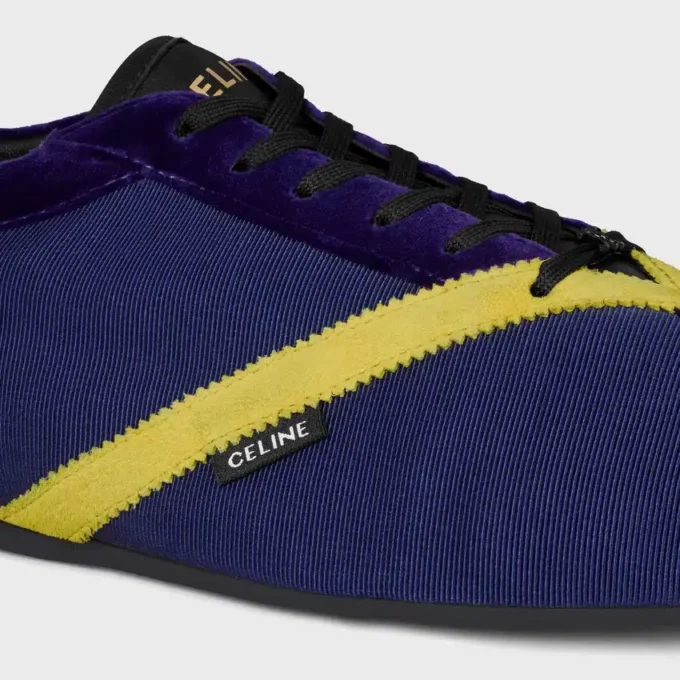Las zapatillas planas en grosgrain, terciopelo, piel de becerro y piel de cordero Las zapatillas planas en grosgrain, terciopelo, piel de becerro y piel de cordero