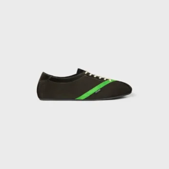 Las zapatillas planas en grosgrain, terciopelo, piel de cabra y piel de cordero