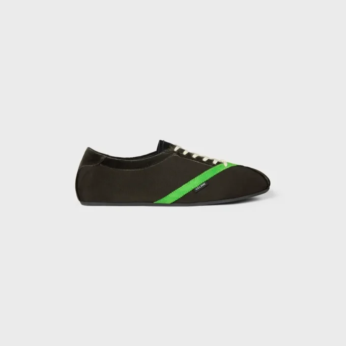 Las zapatillas planas en grosgrain, terciopelo, piel de cabra y piel de cordero Las zapatillas planas en grosgrain, terciopelo, piel de cabra y piel de cordero