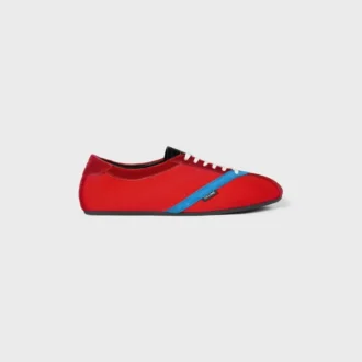 Las zapatillas planas en grosgrain, terciopelo, piel de cabra y piel de cordero
