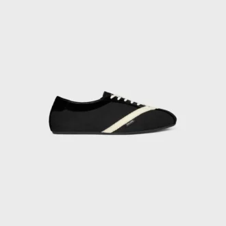 Las zapatillas planas en grosgrain, terciopelo, piel de cabra y piel de cordero