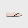 Las zapatillas planas en grosgrain, terciopelo, piel de cabra y piel de cordero