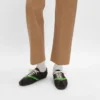 Las zapatillas planas en grosgrain, terciopelo, piel de cabra y piel de cordero Las zapatillas planas en grosgrain, terciopelo, piel de cabra y piel de cordero