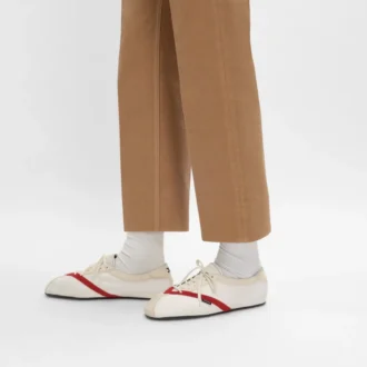 Las zapatillas planas en grosgrain, terciopelo, piel de cabra y piel de cordero