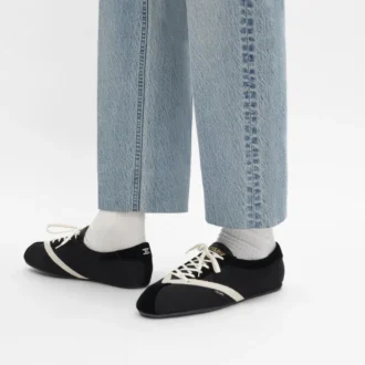 Las zapatillas planas en grosgrain, terciopelo, piel de cabra y piel de cordero