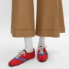 Las zapatillas planas en grosgrain, terciopelo, piel de cabra y piel de cordero