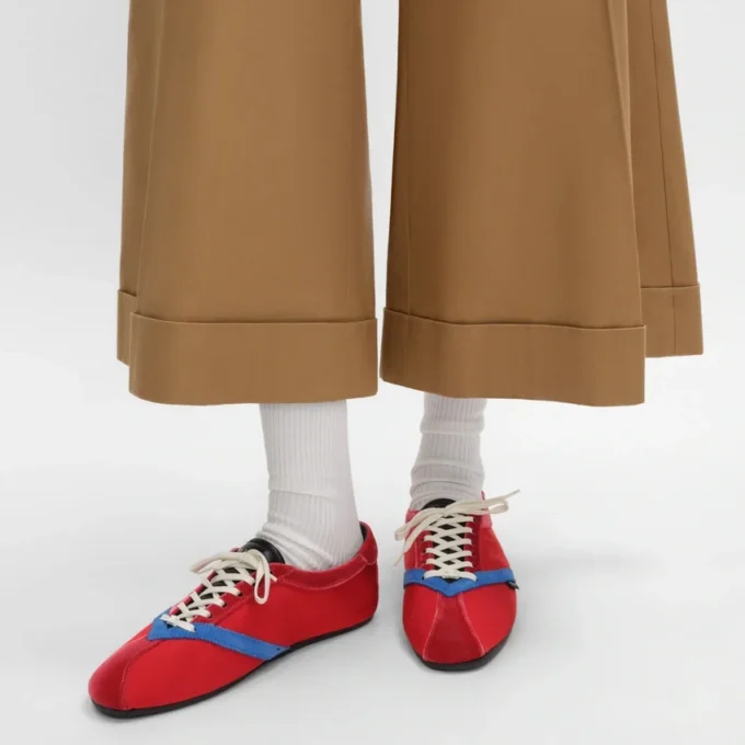 Las zapatillas planas en grosgrain, terciopelo, piel de cabra y piel de cordero