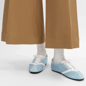 Las zapatillas planas en grosgrain, terciopelo, piel de cabra y piel de cordero