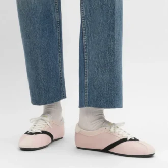 Las zapatillas planas en grosgrain, terciopelo, piel de cabra y piel de cordero