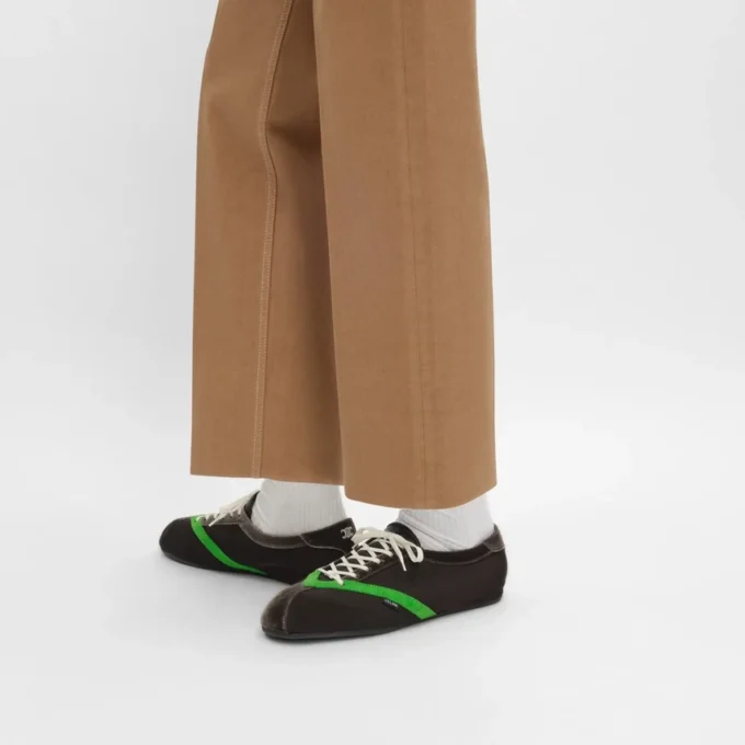 Las zapatillas planas en grosgrain, terciopelo, piel de cabra y piel de cordero Las zapatillas planas en grosgrain, terciopelo, piel de cabra y piel de cordero