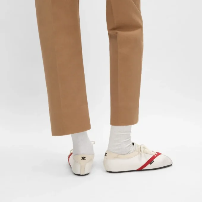 Las zapatillas planas en grosgrain, terciopelo, piel de cabra y piel de cordero Las zapatillas planas en grosgrain, terciopelo, piel de cabra y piel de cordero
