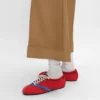 Las zapatillas planas en grosgrain, terciopelo, piel de cabra y piel de cordero