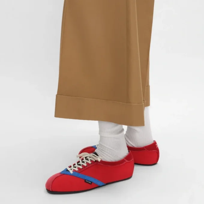 Las zapatillas planas en grosgrain, terciopelo, piel de cabra y piel de cordero
