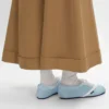 Las zapatillas planas en grosgrain, terciopelo, piel de cabra y piel de cordero
