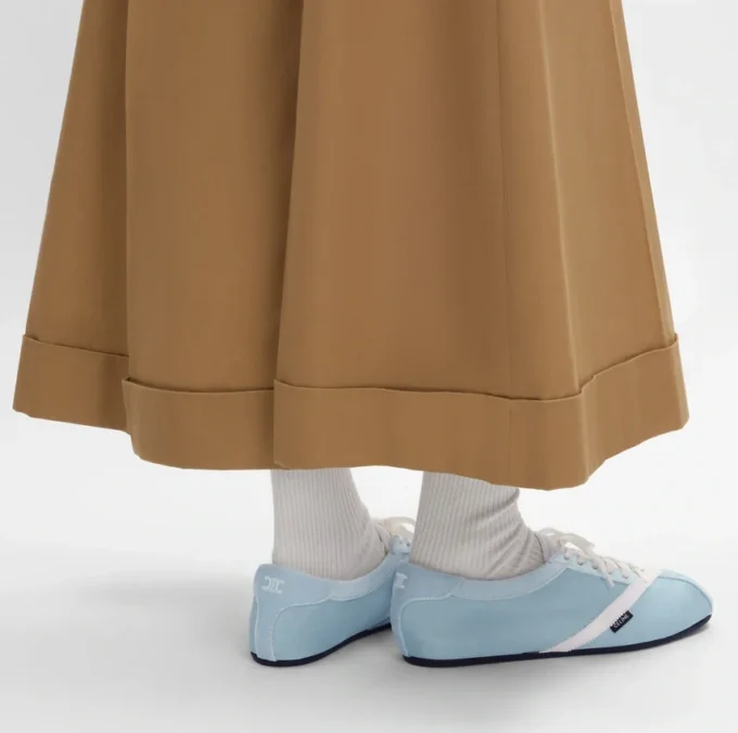 Las zapatillas planas en grosgrain, terciopelo, piel de cabra y piel de cordero