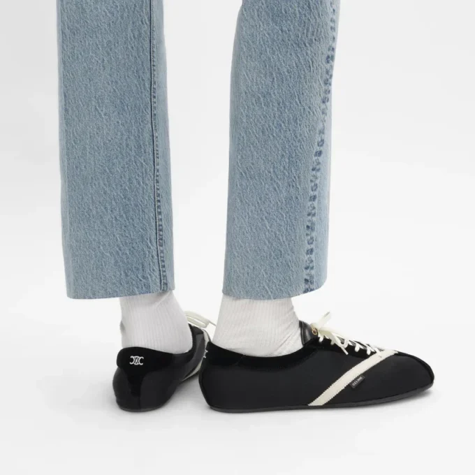 Las zapatillas planas en grosgrain, terciopelo, piel de cabra y piel de cordero Las zapatillas planas en grosgrain, terciopelo, piel de cabra y piel de cordero