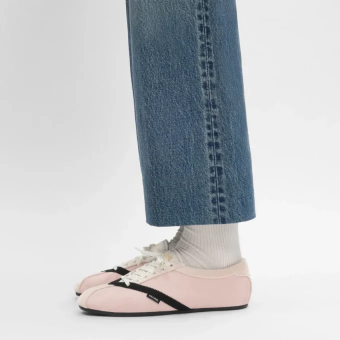 Las zapatillas planas en grosgrain, terciopelo, piel de cabra y piel de cordero