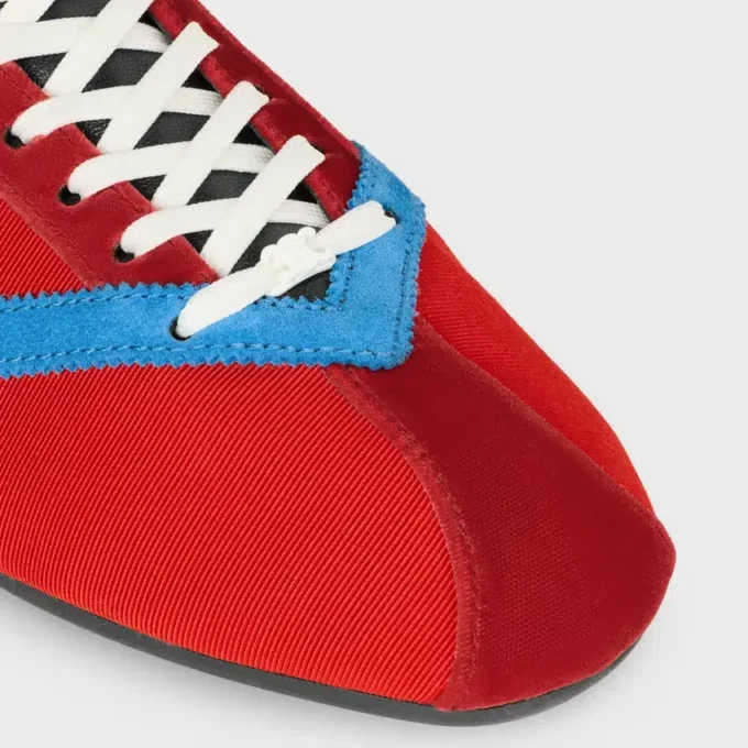 Las zapatillas planas en grosgrain, terciopelo, piel de cabra y piel de cordero Las zapatillas planas en grosgrain, terciopelo, piel de cabra y piel de cordero