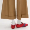Las zapatillas planas en grosgrain, terciopelo, piel de cabra y piel de cordero