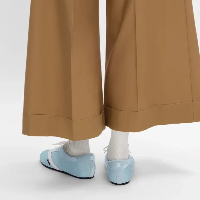 Las zapatillas planas en grosgrain, terciopelo, piel de cabra y piel de cordero