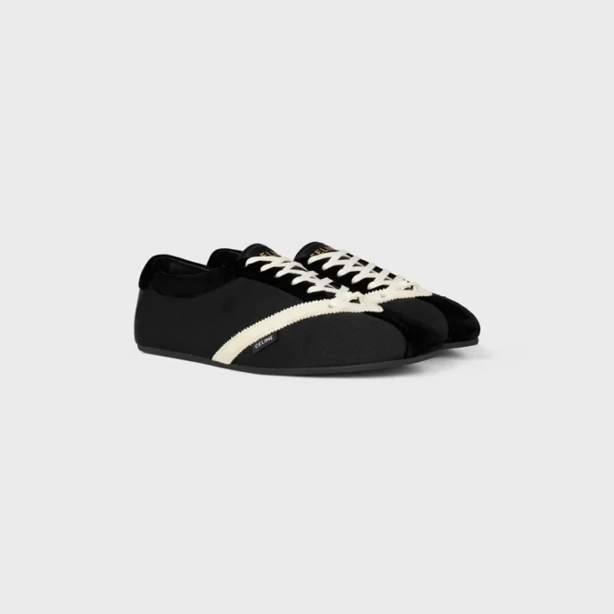Las zapatillas planas en grosgrain, terciopelo, piel de cabra y piel de cordero Las zapatillas planas en grosgrain, terciopelo, piel de cabra y piel de cordero