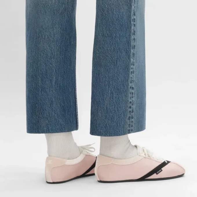 Las zapatillas planas en grosgrain, terciopelo, piel de cabra y piel de cordero