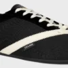 Las zapatillas planas en grosgrain, terciopelo, piel de cabra y piel de cordero Las zapatillas planas en grosgrain, terciopelo, piel de cabra y piel de cordero