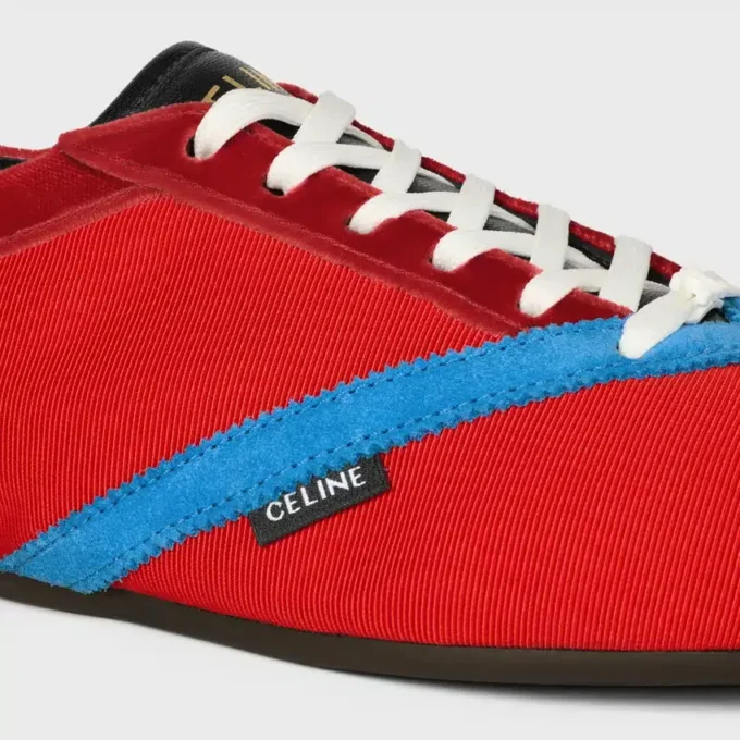 Las zapatillas planas en grosgrain, terciopelo, piel de cabra y piel de cordero Las zapatillas planas en grosgrain, terciopelo, piel de cabra y piel de cordero