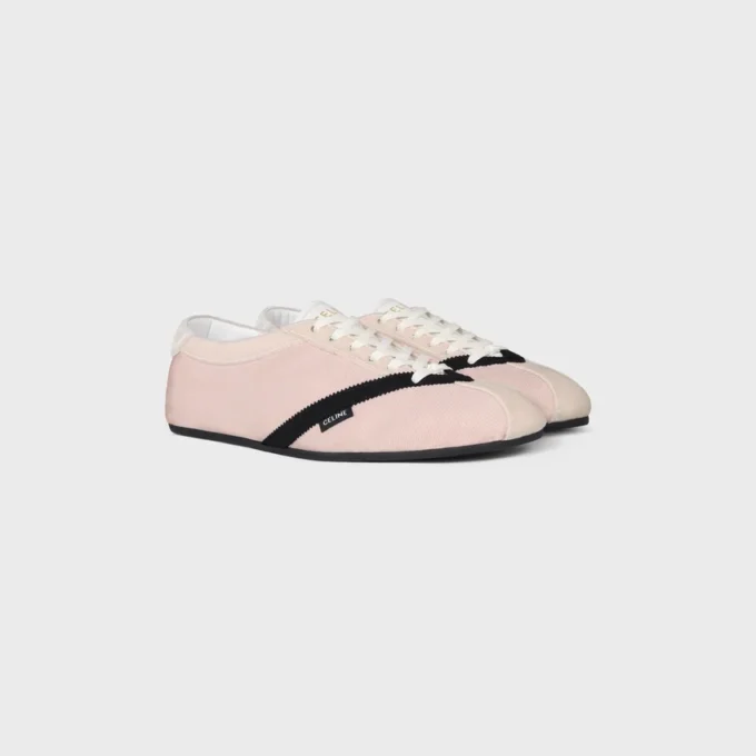 Las zapatillas planas en grosgrain, terciopelo, piel de cabra y piel de cordero